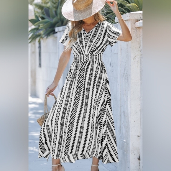Cupshe Dresses & Skirts - Black and White Patterned Maxi Dress. Size L